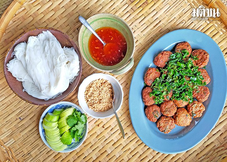 ‘ขนมจีนทอดมัน’ อร่อยง่ายๆ สไตล์เมืองเพชร : กฤช เหลือลมัย