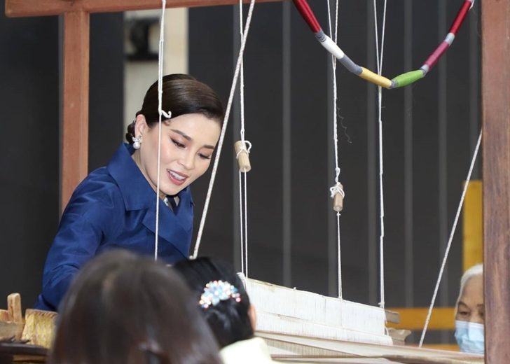 ทรงทอผ้าไหมยกทองด้วยกี่ทอมือโบราณ