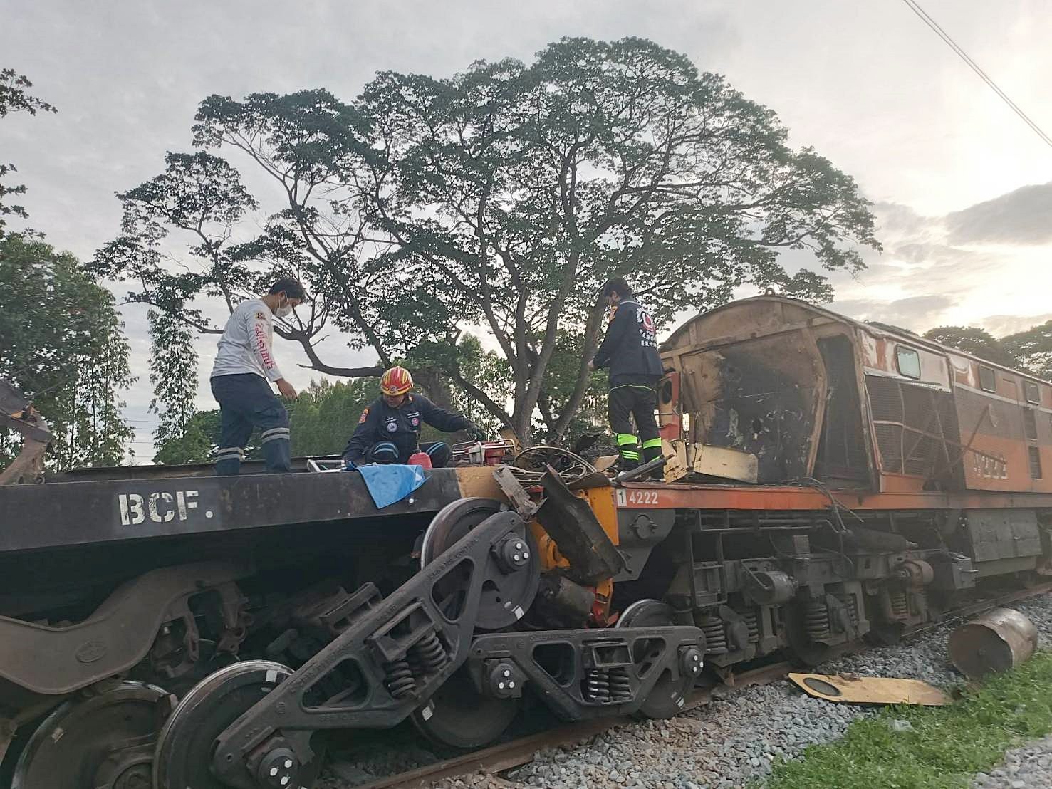 รถไฟขบวนสินค้า ชนขบวนตู้คอนเทนเนอร์ที่ราชบุรี ตกราง 8 ตู้ เร่งงัดคนเจ็บ ...