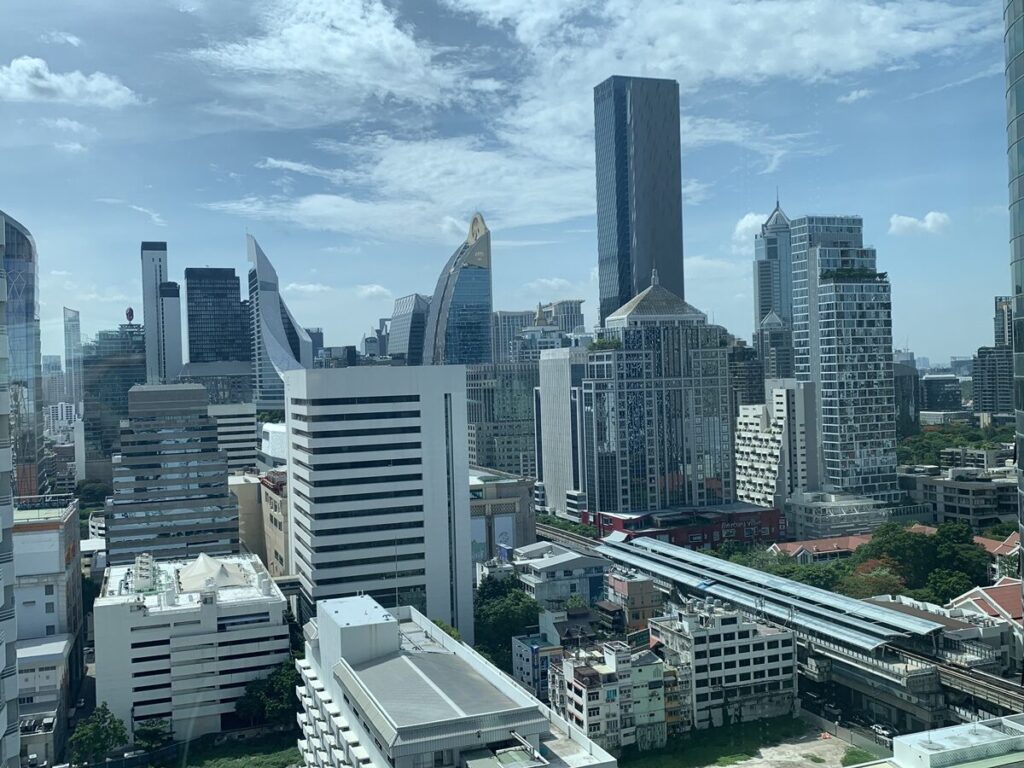 Top 10 khu đất đắt đỏ nhất được hé lộ: 'Siam, Chidlom, Ploenchit' chứng kiến ​​giá tăng vọt lên 3,6 triệu baht/m2; Sansiri đầu tư mạnh vào các căn hộ cao cấp.