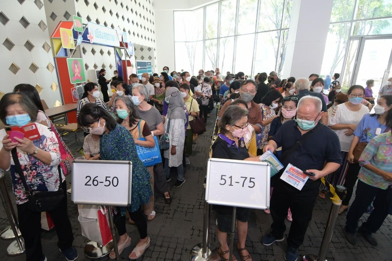 เข้าคิวตรวจสุขภาพฟรี งาน Thailand Healthcare 2023 เกษียณสโมสร