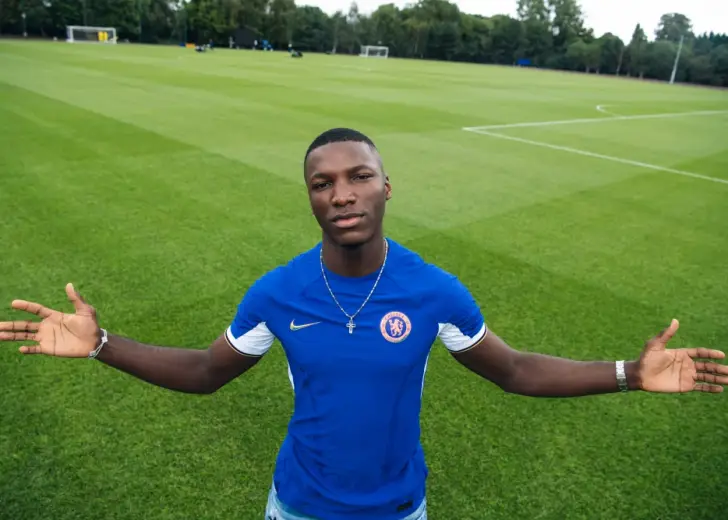 Caicedo_signs_6