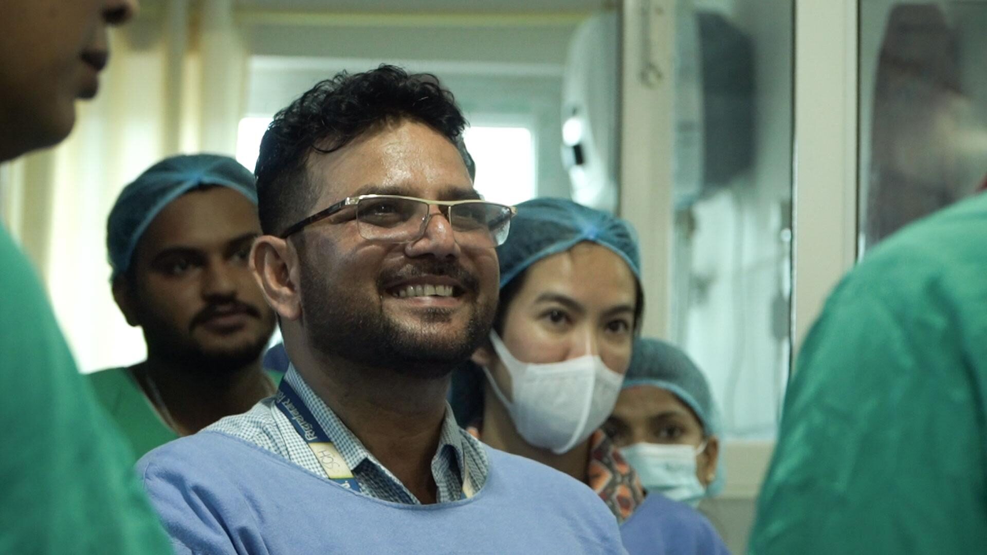 รอยยิ้มของทีมแพทย์ชาวเนปาลที่เข้าร่วมเป็นส่วนหนึ่งในการช่วยเหลือประชาชน