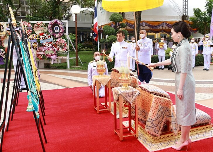 ทรงวางพวงมาลา-วันมหิดล