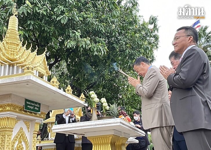 นายก-นำสักการะสิ่งศักดิ์สิทธิ์