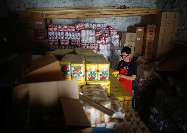 In Argentina's impoverished barrios, debate rages over solving economic crisis