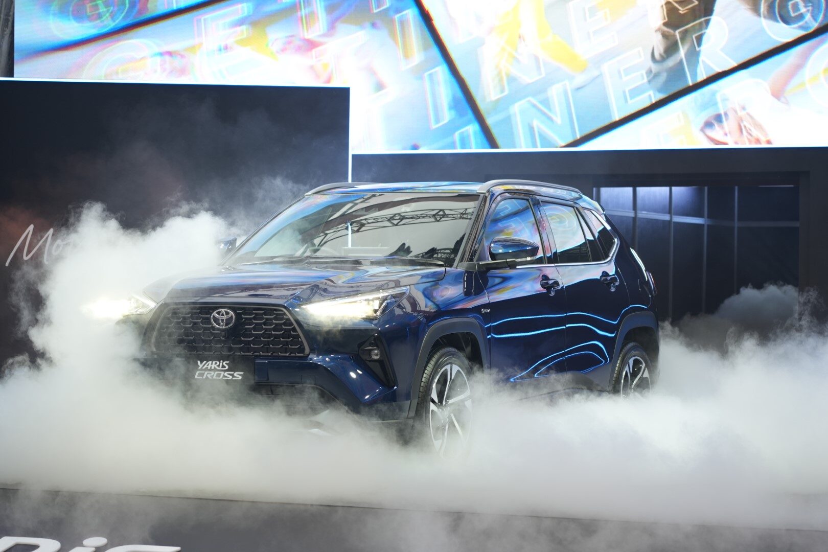 Review yaris deals cross hybrid