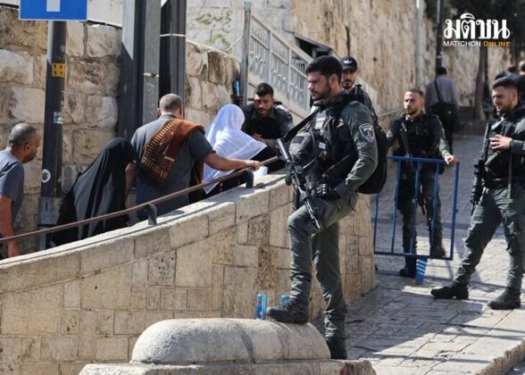 Israeli security look on as Muslim worshippers, men and women, arrive at the Lion's Gate to make their way to the the Al-Aqsa Mosque compound for the Friday Noon prayer in east Jerusalem on October 20, 2023, amid the ongoing battles between Israel and the Palestinian group Hamas in the Gaza Strip.