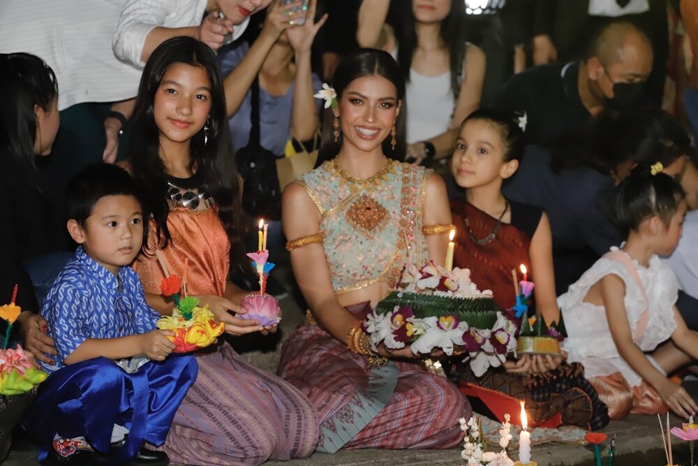 แอนโทเนีย ลอยกระทง