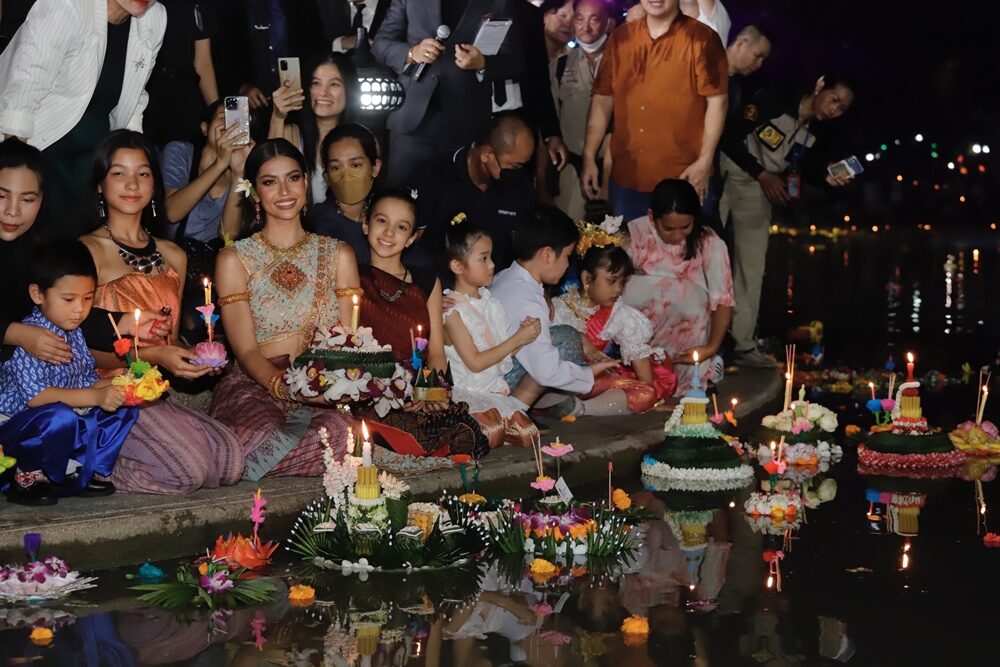 แอนโทเนีย ลอยกระทง