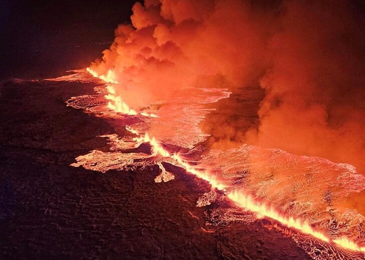 A volcano spews lava and smoke as it erupts in Grindavik