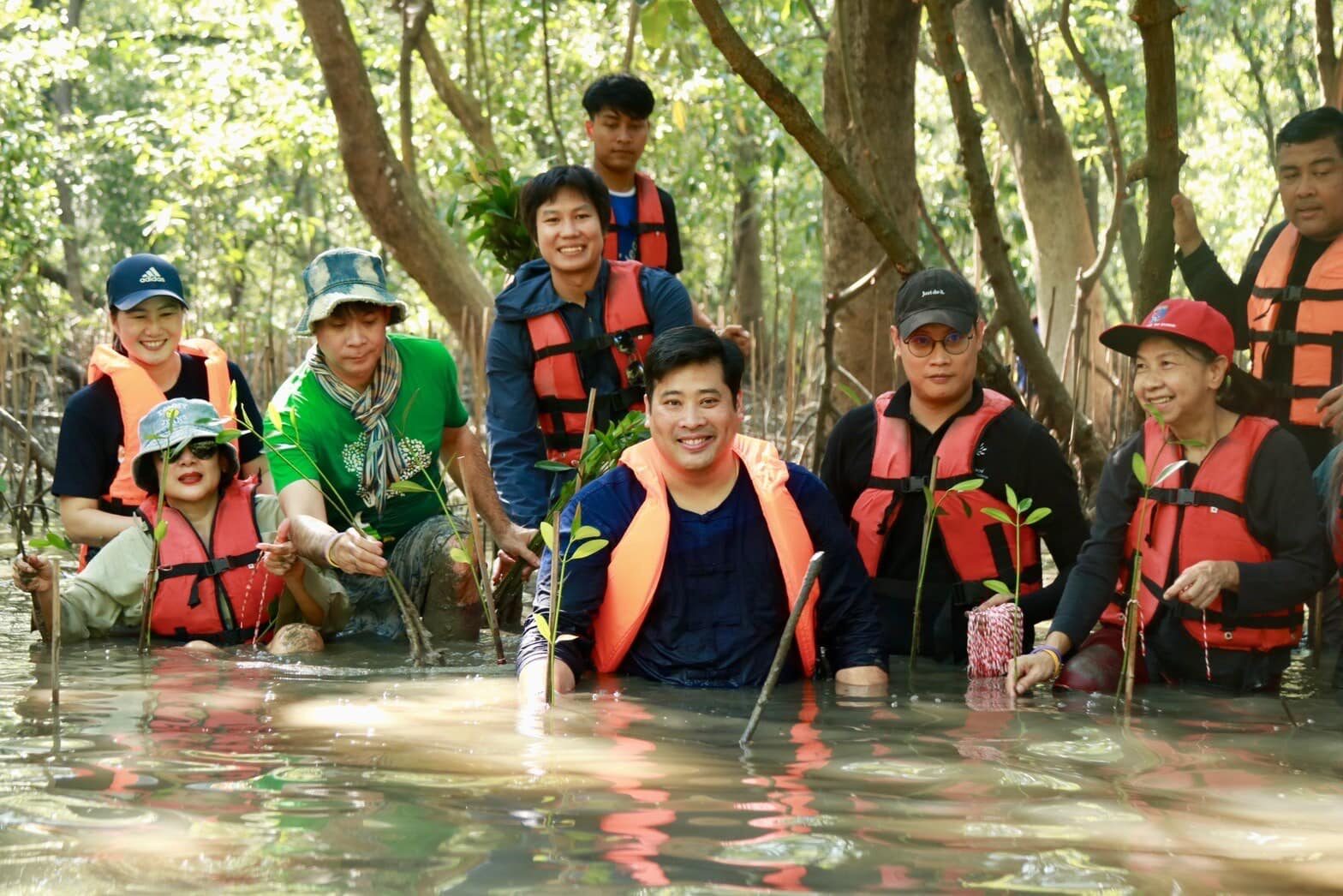 ท่านอ้น ร่วมกิจกรรมปลูกป่าชายเลน ที่จ.สมุทรสงคราม