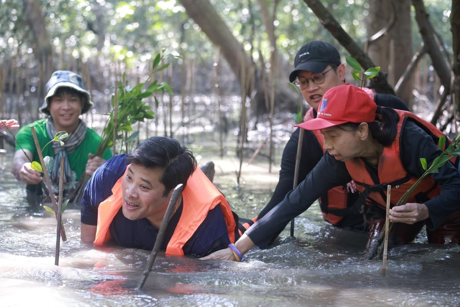 ท่านอ้น ร่วมกิจกรรมปลูกป่าชายเลน ที่จ.สมุทรสงคราม