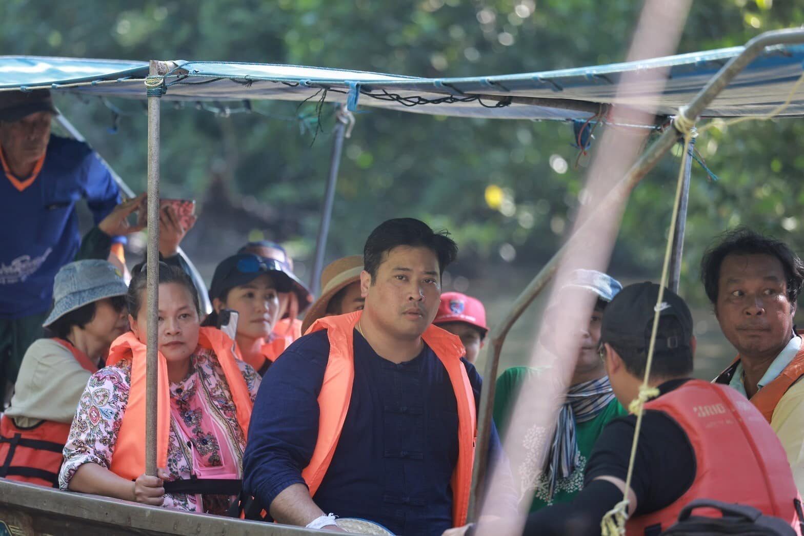 ท่านอ้น ร่วมกิจกรรมปลูกป่าชายเลน ที่จ.สมุทรสงคราม