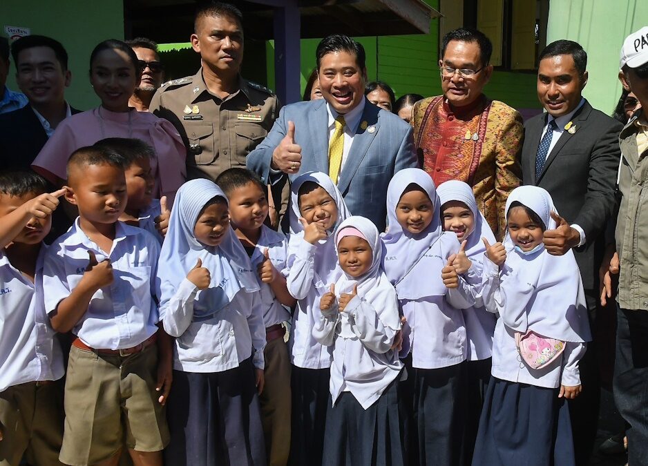 ท่านอ้น วัชเรศร วิวัชรวงศ์ มอบทุน นร.มุสลิม