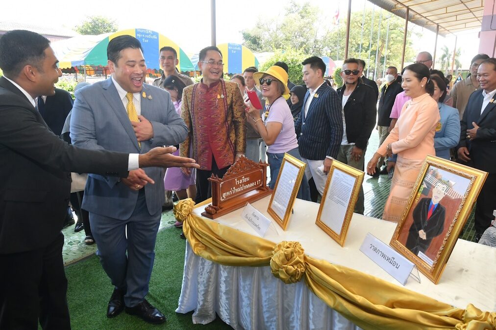 ท่านอ้น วัชเรศร วิวัชรวงศ์ มอบทุน นร.มุสลิม