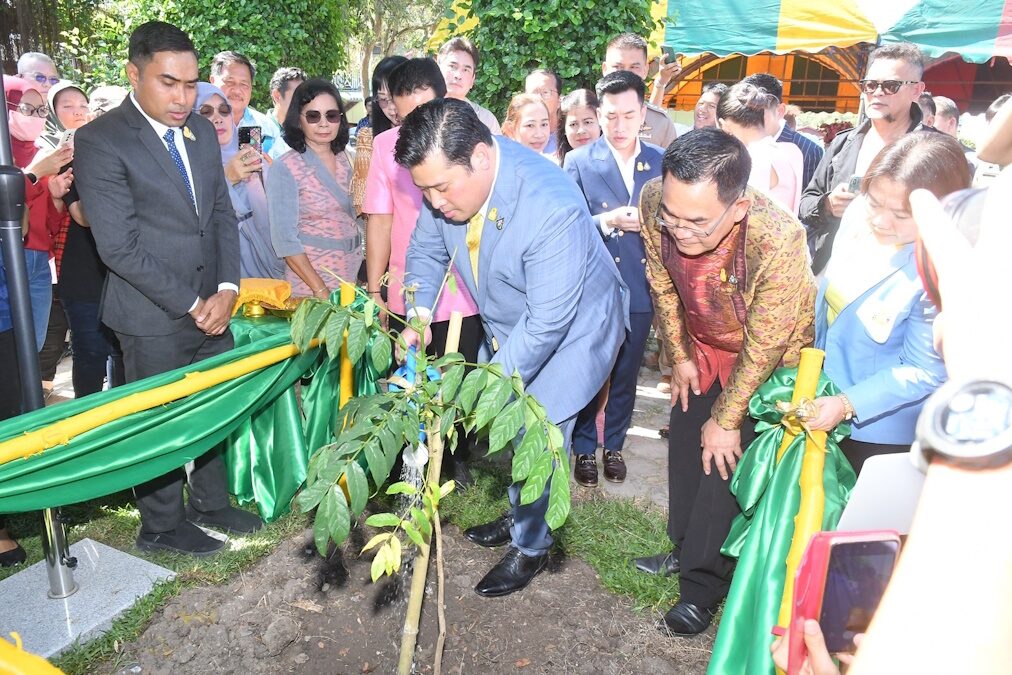 ท่านอ้น วัชเรศร วิวัชรวงศ์ มอบทุน นร.มุสลิม