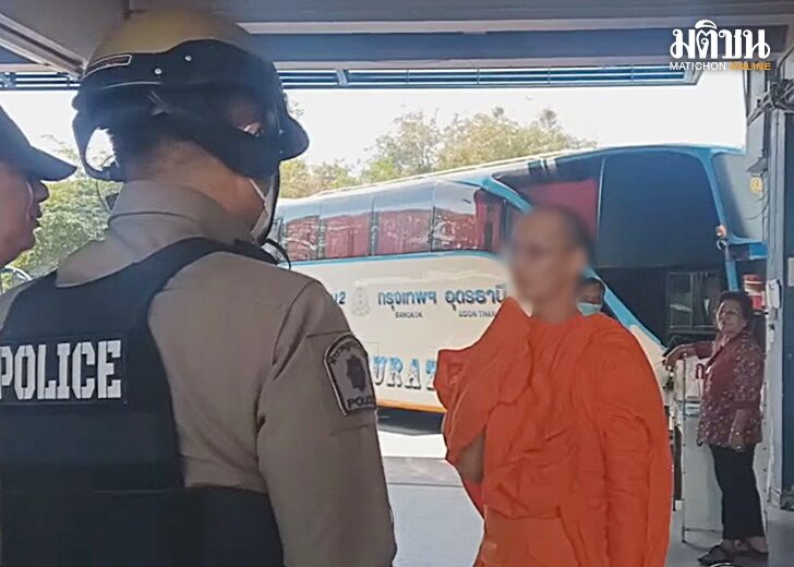 สามเณรอวดของลับบนรถทัวร์ ตร.คุมตัวถึงโรงพัก สไลด์หนอนโชว์ต่อ  ญาติพากลับไปรักษา