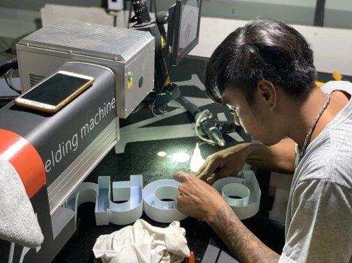Wesignlab บริษัทรับทำป้าย พร้อมทีมงานมากประสบการณ์ ขอบคุณรูปภาพจาก Wesignlab https://wesignlab.co/about-us/