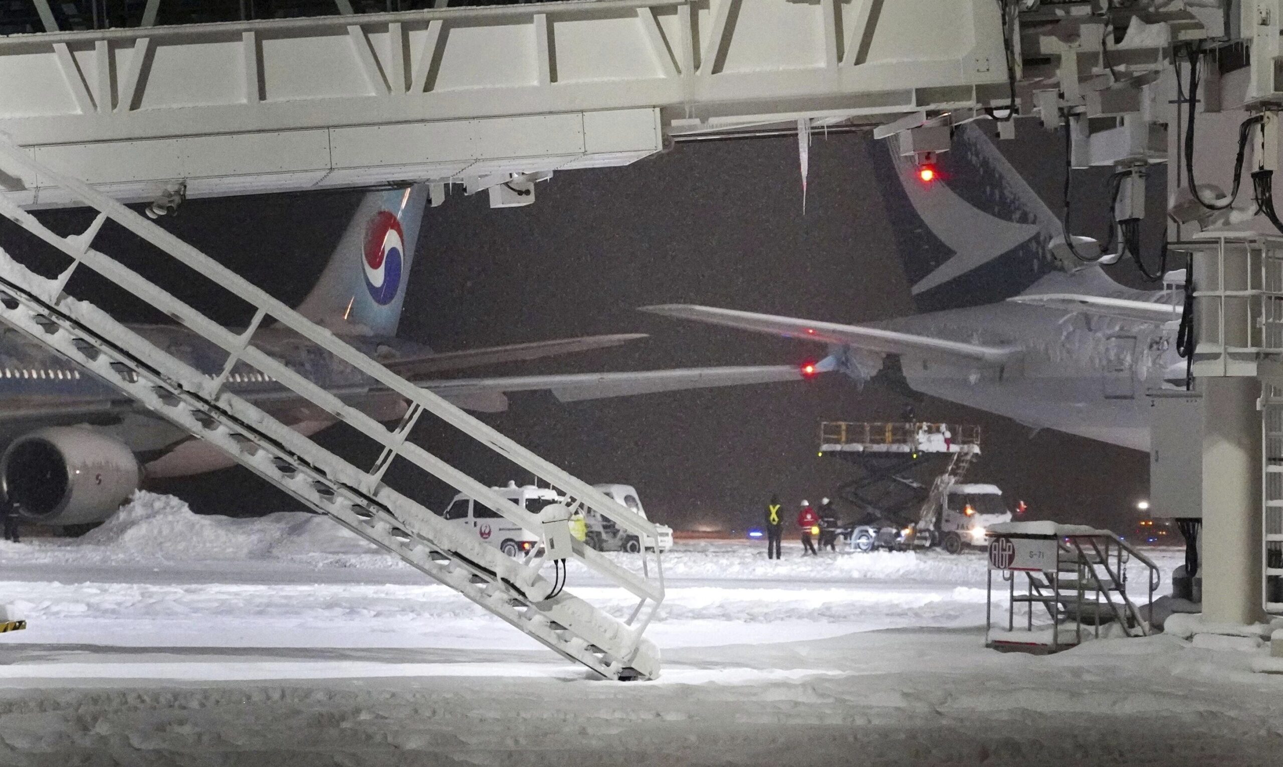 Unexpected Collision Korean Air and Cathay Pacific planes clash at