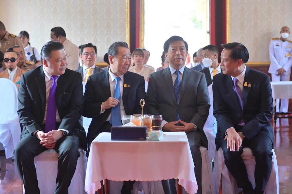 นายสุภกิต เจียรวนนท์  นายธนินท์ เจียรวนนท์ นายหาน จื้อเฉียง นายพีระพันธ์ สาลีรัฐวิภาค 