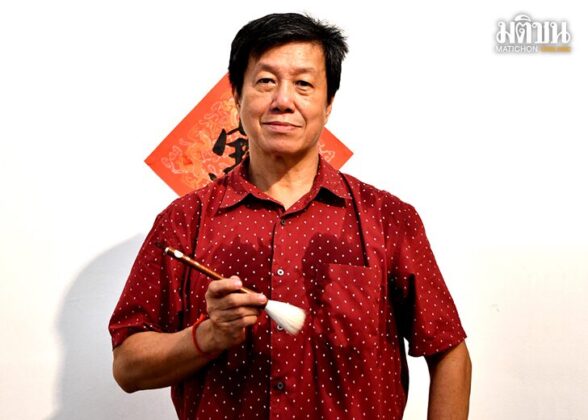 ‘ชุนเหลียน’ กลอนคู่แห่งฤดูใบไม้ผลิ ลายสือศิลป์จากปลายพู่กัน ‘นิธิวุฒิ ศรีบุญชัยชูสกุล’