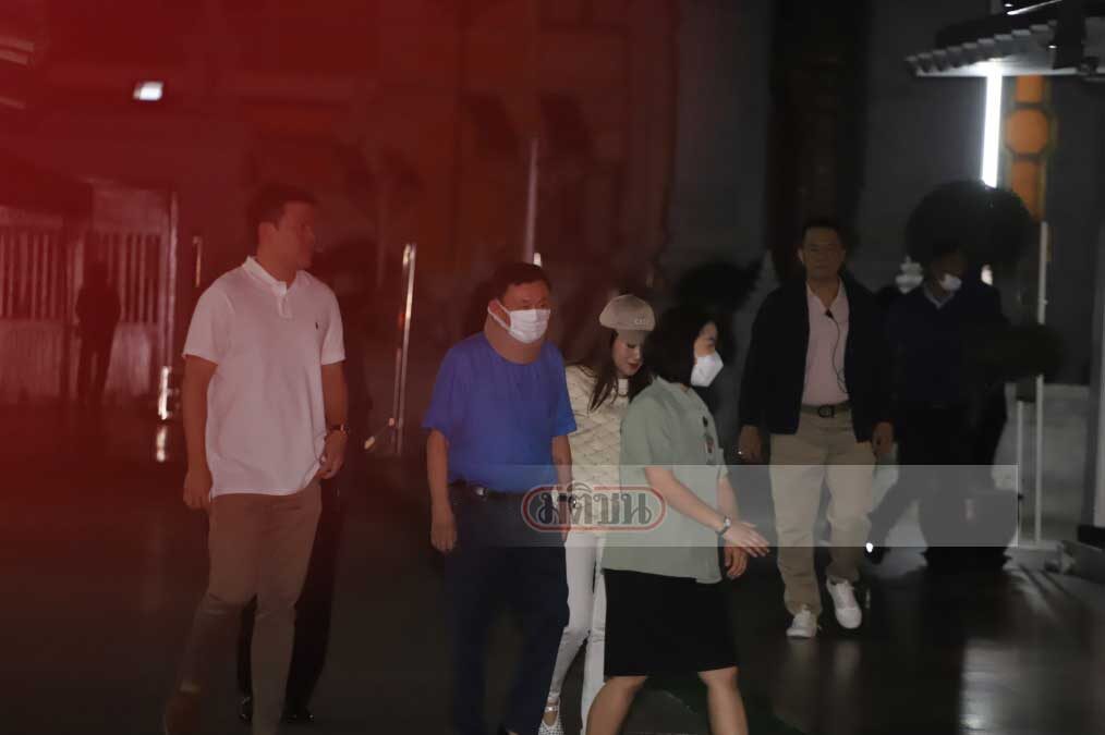 ทักษิณมาแล้ว สวมเฝือกดามคอ พร้อมอุ๊งอิ๊ง สักการะศาลหลักเมือง