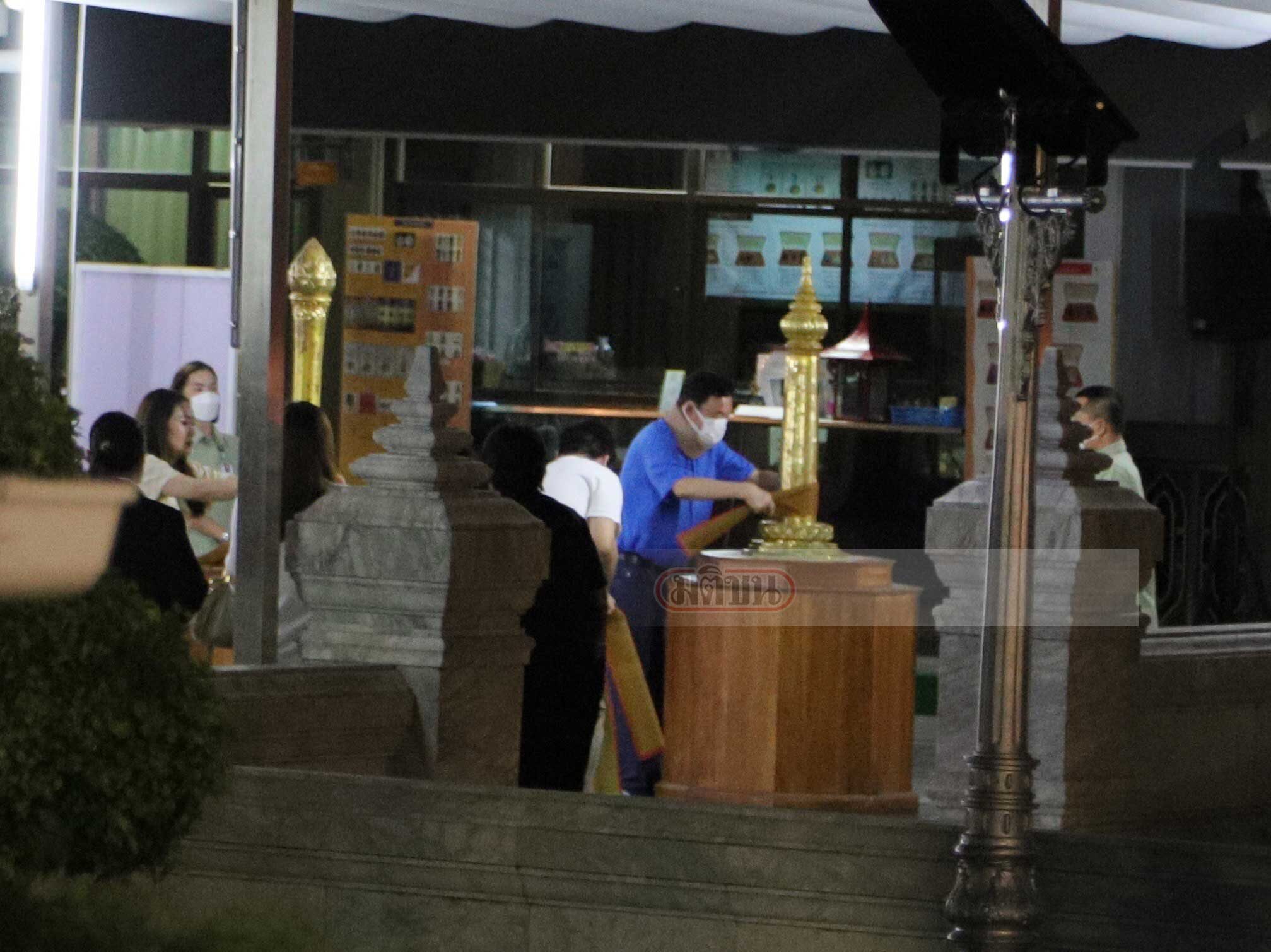 ทักษิณมาแล้ว สวมเฝือกดามคอ พร้อมอุ๊งอิ๊ง สักการะศาลหลักเมือง