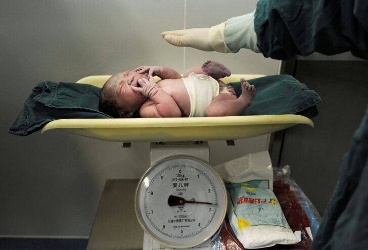 2024-03-19T063005Z_484044099_RC2TO6A41GW4_RTRMADP_3_ASIA-POPULATION-CHINA-MATERNITY