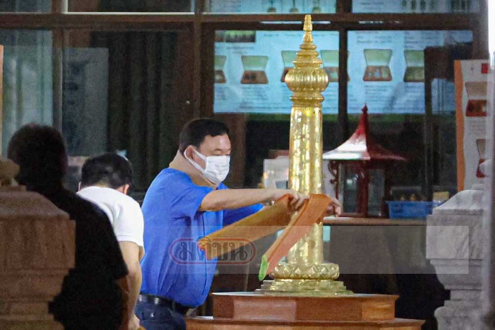 ทักษิณมาแล้ว สวมเฝือกดามคอ พร้อมอุ๊งอิ๊ง สักการะศาลหลักเมือง