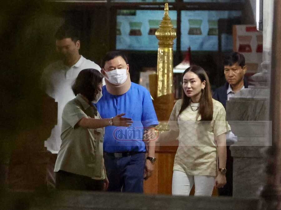 ทักษิณมาแล้ว สวมเฝือกดามคอ พร้อมอุ๊งอิ๊ง สักการะศาลหลักเมือง