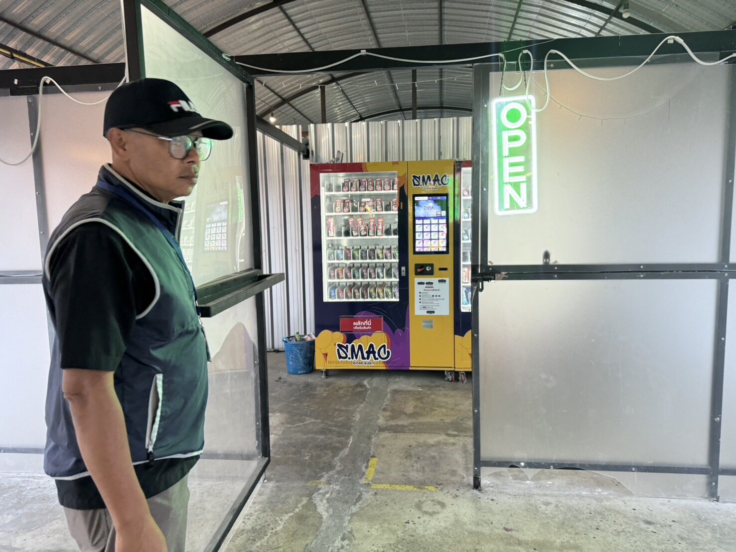 ตร.บุกยึดตู้ขายบุหรี่ไฟฟ้าอัตโนมัติ เยาวชนซื้อเพียบ ยึดของกลางกว่า 6 แสน