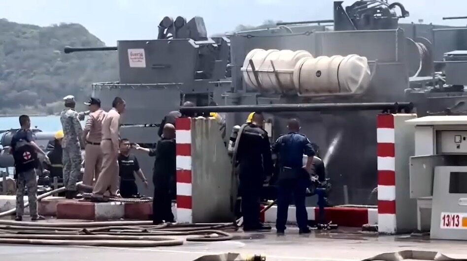 เปิดภาพล่าสุด เรือหลวงคีรีรัฐ ไฟไหม้ขณะเทียบท่าสัตหีบ จนท.ระดมดับ