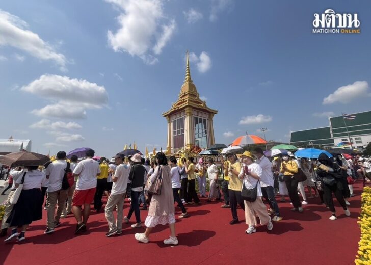 กราบพระธาตุ2
