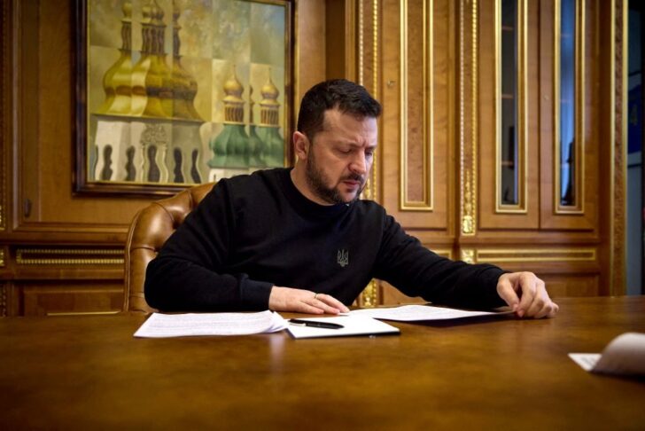 2024-03-28T000000Z_862968590_RC24V6AX818P_RTRMADP_3_UKRAINE-CRISIS-ZELENSKIY-JOHNSON