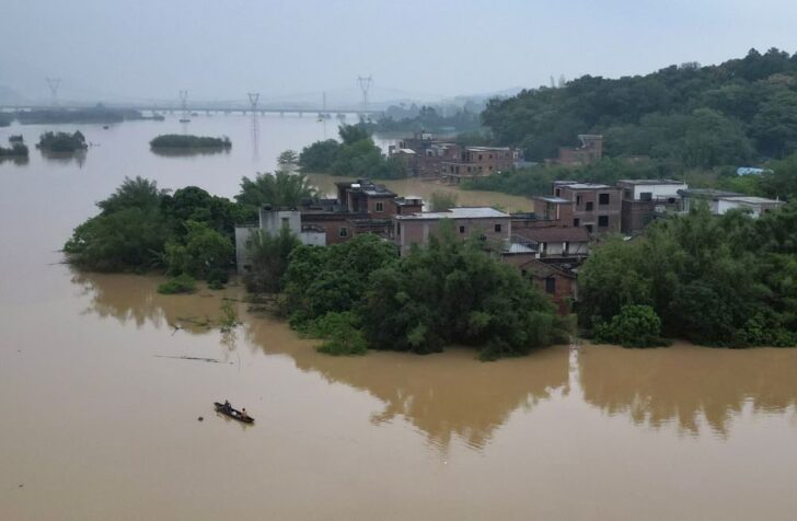 2024-04-22T105116Z_250670466_RC2MB7ABVBE1_RTRMADP_3_ASIA-WEATHER-CHINA