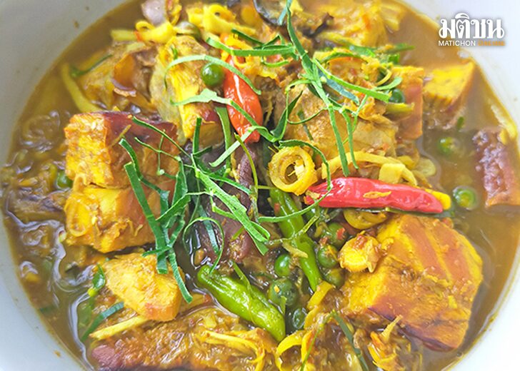 ‘แกงไตปลาเนื้อปลากระเบน’ เครื่องตำผสมเครื่องซอย : โดย กฤช เหลือลมัย