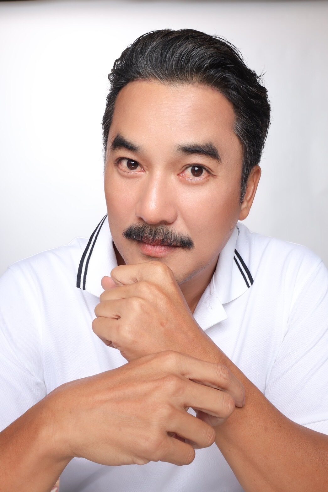 ซีรีส์วาย ข้ามฟ้าเคียงเธอ 2568 ณ ใจกลางมหานครแห่งสายหมอกที่แสนคุ้นเคย คณินทร์ เด็กหนุ่มผู้ใช้ชีวิตเรียบง่ายในอังกฤษ ไม่เคยล่วงรู้ถึงสายเลือดสูงศักดิ์ที่ไหลเวียนในกาย จนกระทั่งการมาถึงของ ชรัณ องครักษ์ผู้เงียบขรึม ที่ฉุดเขาเข้าสู่อาณาจักรเอมมาลี ราชบัลลังก์ที่เต็มไปด้วยเงาของอำนาจและการทรยศ คณินทร์ถูกผลักให้สวมบทบาทองค์รัชทายาทผู้สาบสูญ และต้องก้าวเข้าสู่สนามประลองฟันดาบราชประเพณีเดิมพันชีวิต เพื่อช่วงชิงบัลลังก์ให้บิดา ภายใต้คมดาบที่วาดลวดลายเพื่อเกียรติยศและหน้าที่ ความรักต้องห้ามระหว่างเขากับชรัณก็ก่อตัวขึ้นอย่างเงียบงันความผูกพันที่อาจเป็นได้ทั้งโล่กำบัง และจุดจบของทุกสิ่ง 15 S 125550815 0