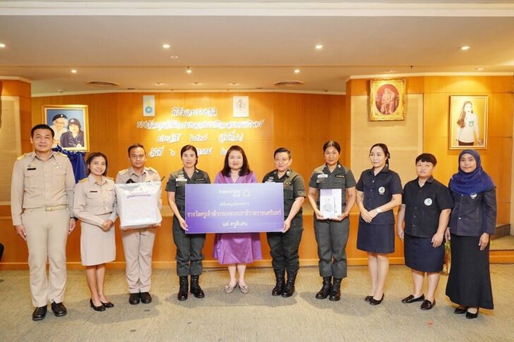 02 SCB รางวัลครูเจ้าฟ้าฯ - คุณอารยา ภู่พานิช มอบรางวัลสนับสนุนครูเจ้าฟ้าฯ
