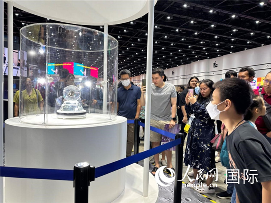 ผู้ชมเยี่ยมชมตัวอย่างหินดวงจันทร์จาก ‘ยานฉางเอ๋อ-5’ ของจีน (พีเพิลส์ เดลี่ ออนไลน์)