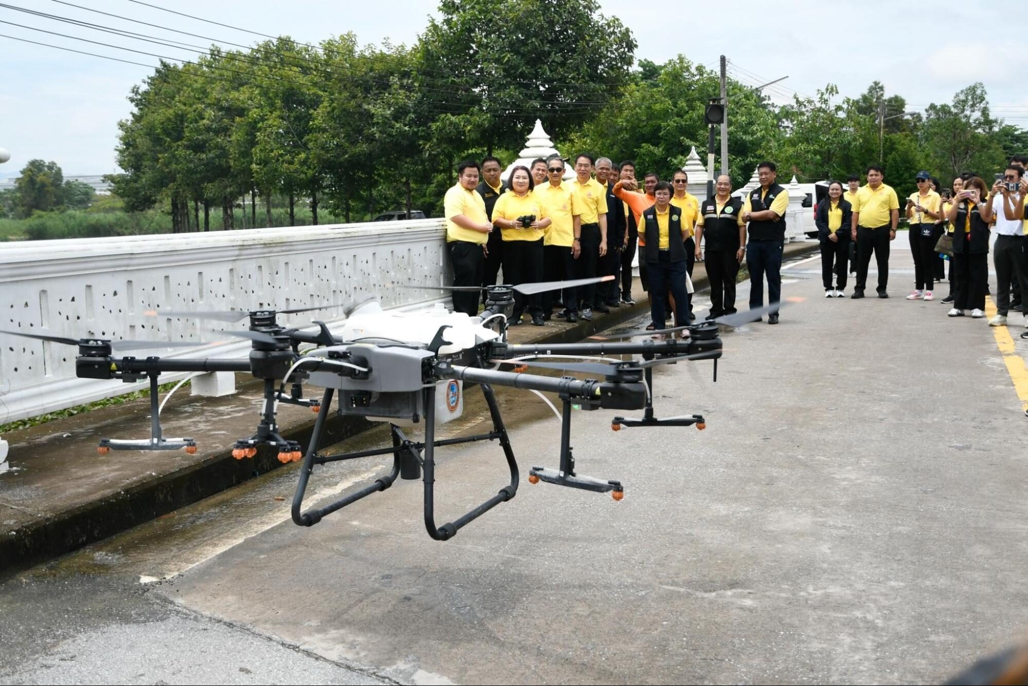 ดร.ณมาณิตา กลับบ้านเกาะ ร่วมบังคับโดรนที่บรรจุสารผสมจากธรรมชาติ ‘สารผสม’ สำหรับใช้พ่นกำจัดผักตบชวา