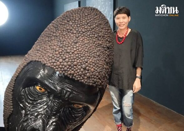 ‘หวังว่าผู้คนจะเริ่มสงสัย’ เส้นผม เกล็ดปลา ปีกแมลงเม่า Under The Dark Sun โดย อิ่มหทัย สุวัฒนศิลป์