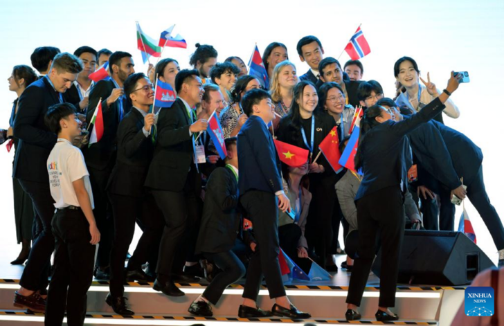 12 ผู้เข้าร่วมถ่ายภาพร่วมกันก่อนพิธีเปิดฟอรั่มว่าด้วยการพัฒนาเยาวชนโลก 2024 ที่ปักกิ่ง เมืองหลวงของจีน เมื่อวันที่ 12 สิงหาคม 2567 (ซินหัว//ไช่หยาง)