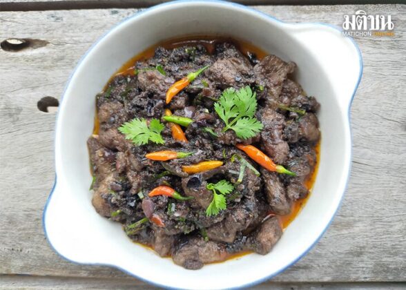 หมูคั่วกะปิ เปรี้ยวอร่อยด้วยลูกมะเม่า : โดย กฤช เหลือลมัย