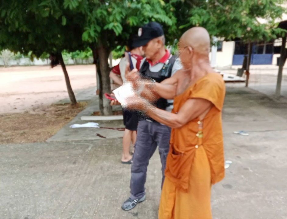 พระแอบดื่มในกุฎิ