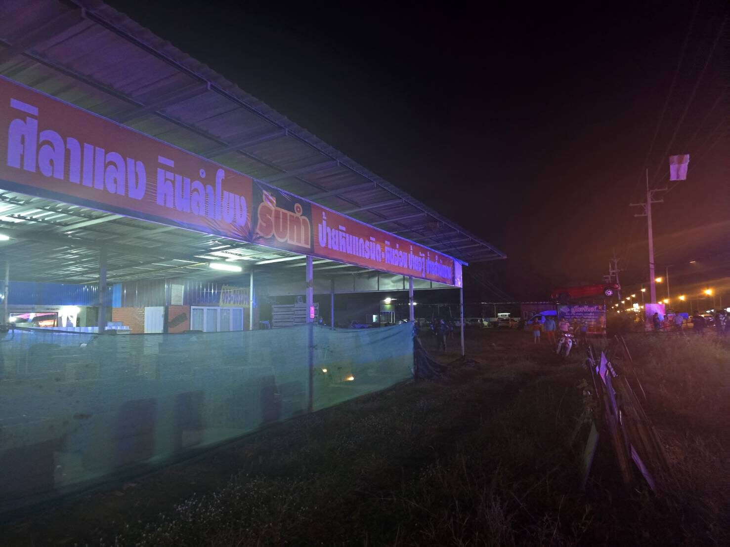 ตกใส่ร้านค้าหลังคาทะลุ