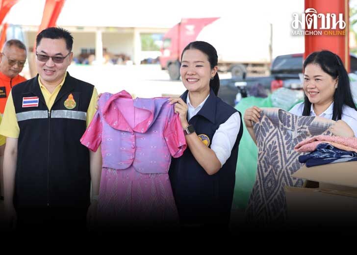 มท.4 มอบเครื่อบแบบชุดปกติขาว-สีกากี-ผ้าไทย ให้ครูเชียงราย ที่ประสบภัยน้ำท่วม ใส่ทำงาน