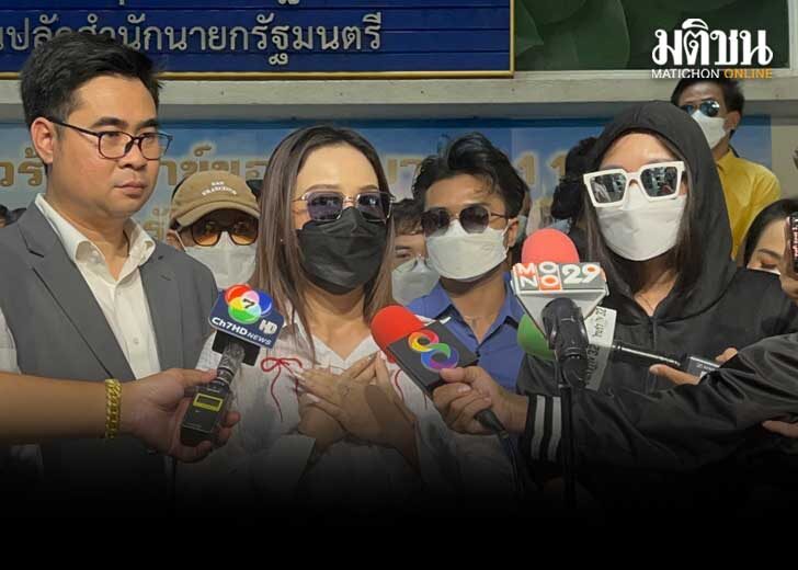 137 กองเชียร์ดิไอคอน บุกร้องนายกฯ ข่าวฉาว ขายสินค้าไม่ได้ เชื่อบอสพอล สั่งสอนให้มีคุณธรรม