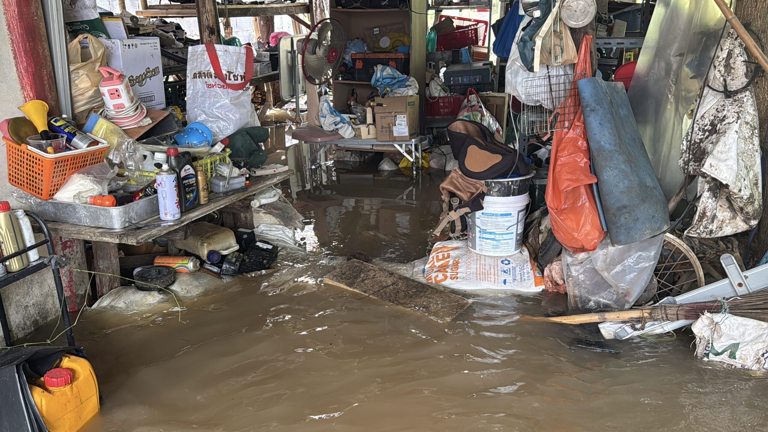 นนท์อ่วม! น้ำซึม ฝ่าแนวกระสอบทราย ไหลทะลัก ท่วมหลายชุมชน
