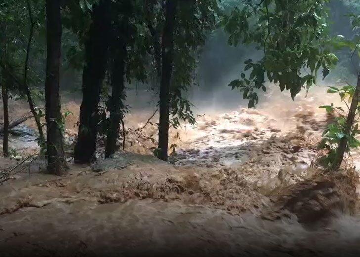 น้ำป่าแดงขุ่นทะลัก สู่ น้ำตกแม่สา